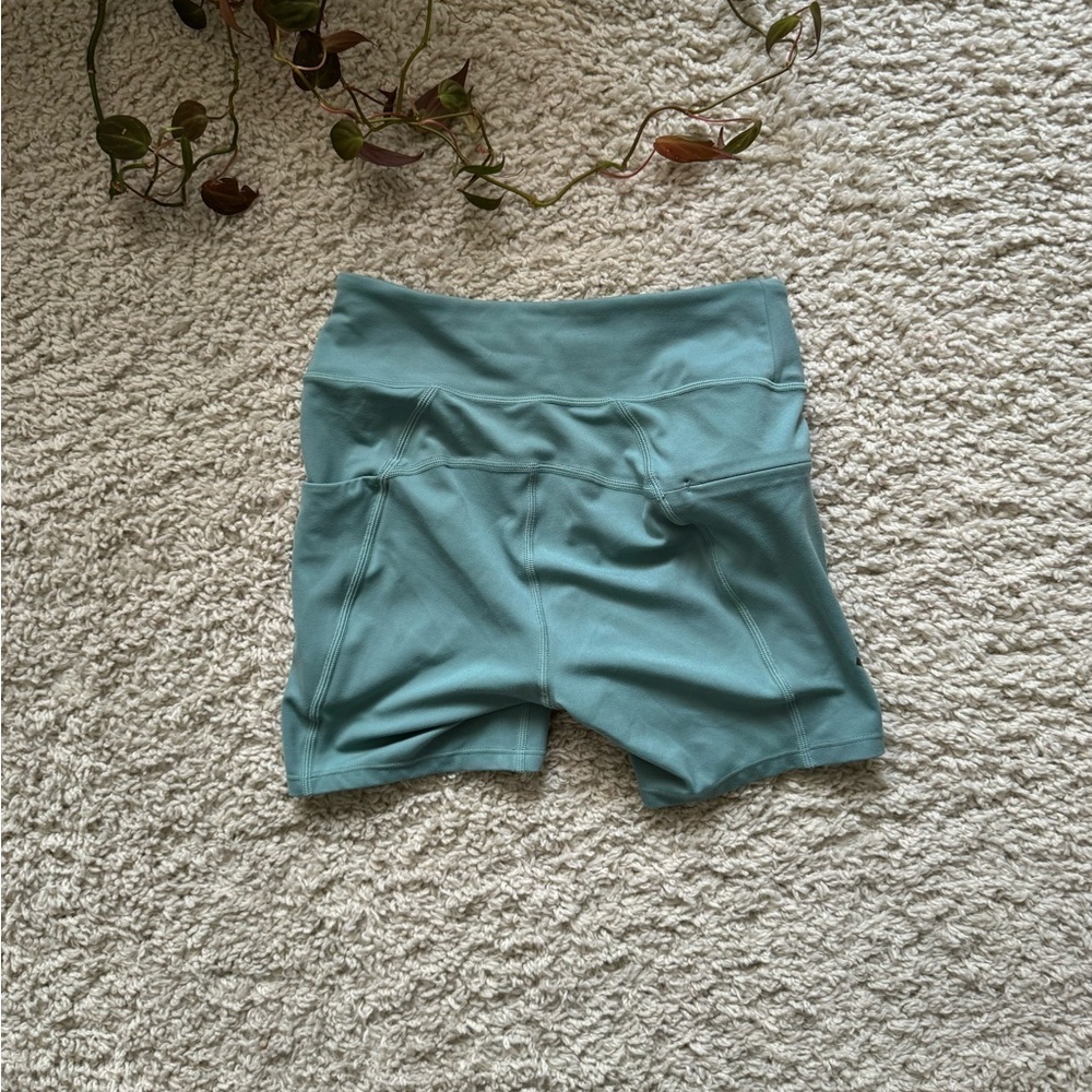 Hoka Women's Hupana 5" Short in Sea foam Green size XS - Picture 5 of 6
